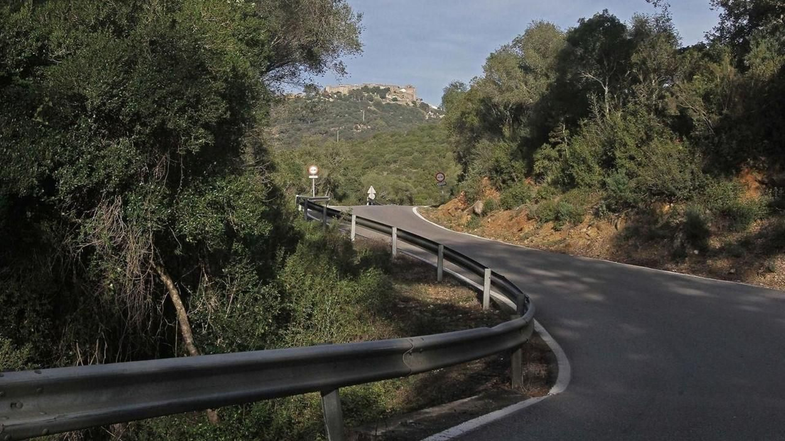 La carretera de acceso al Castillo de Castellar.