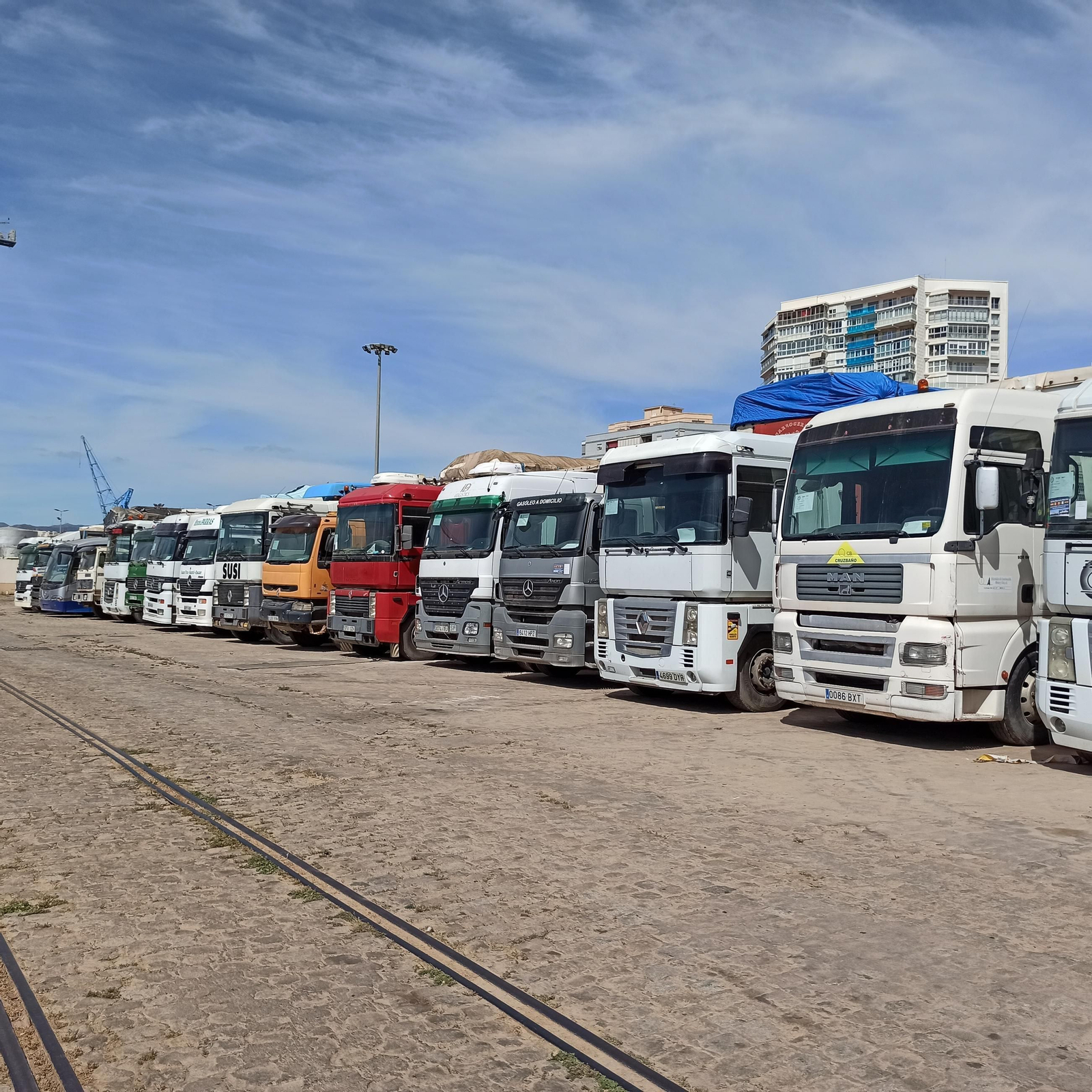 Convoy de camiones de segunda mano esperando ayer su embarque  africano en el muelle cuatro.