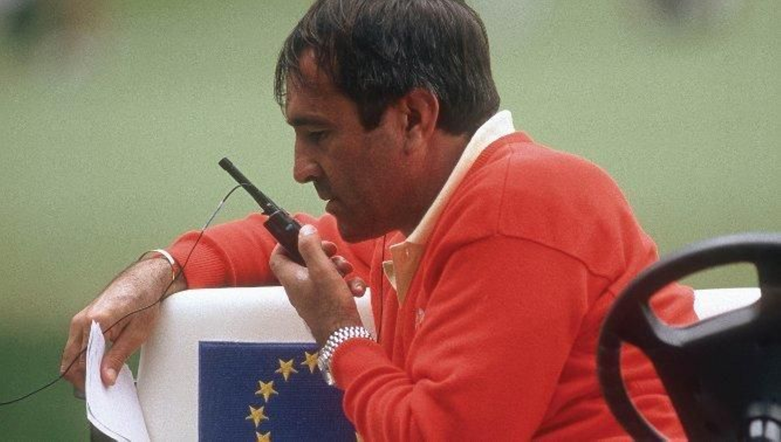 Severiano Ballesteros da instrucciones a través de un ‘walkie talkie’.