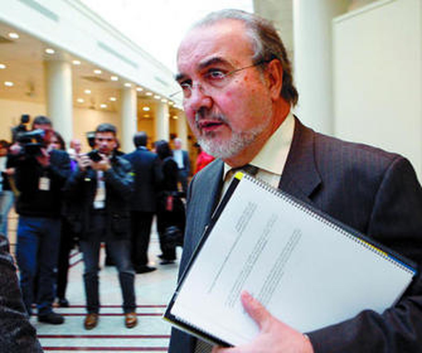 Solbes sale con sus apuntes del Pleno sobre Presupuestos celebrado ayer en el Senado.