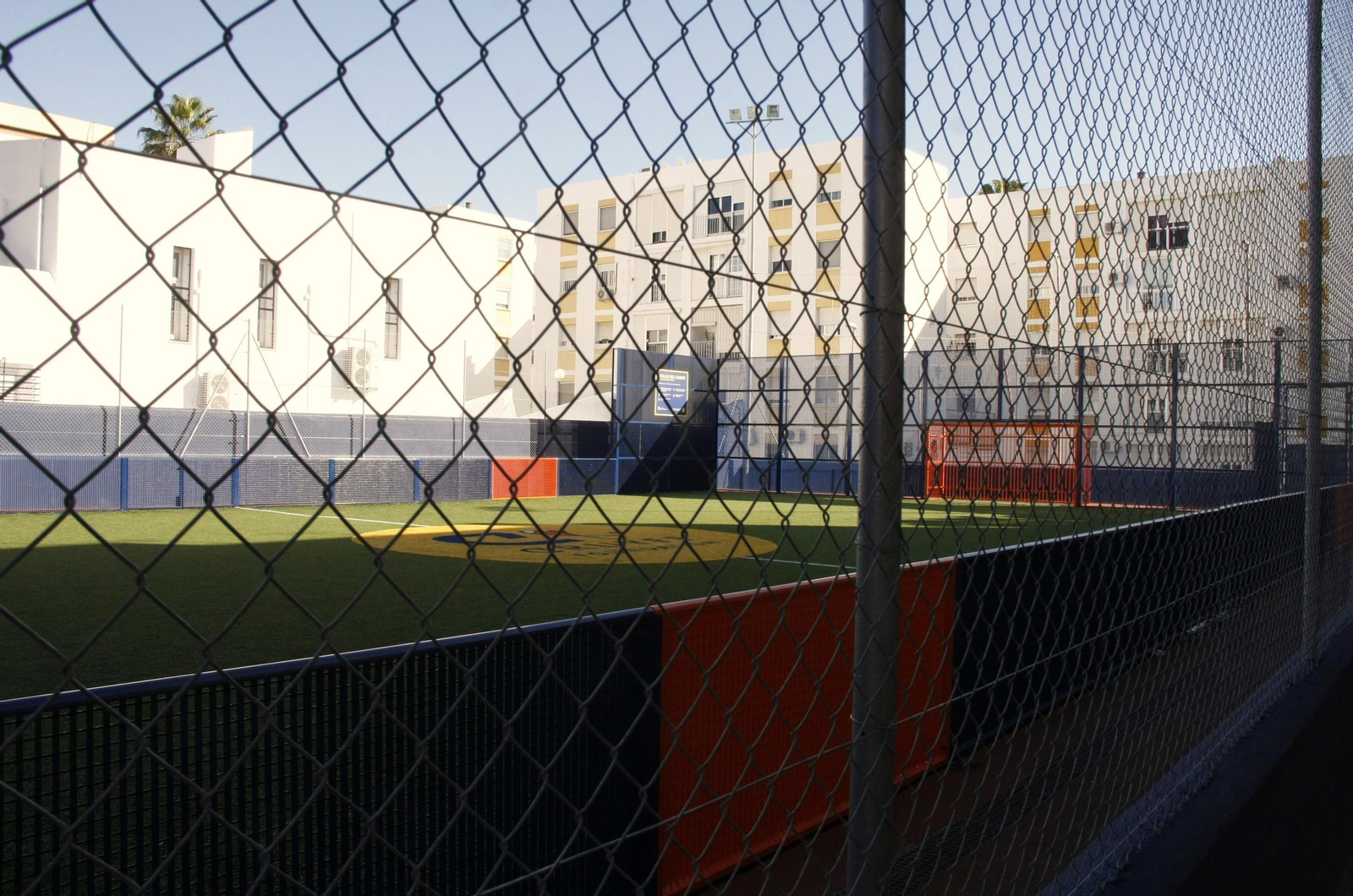 La consignación para la contrata del pliego de pistas deportivas se volvió a retirar del orden del día.