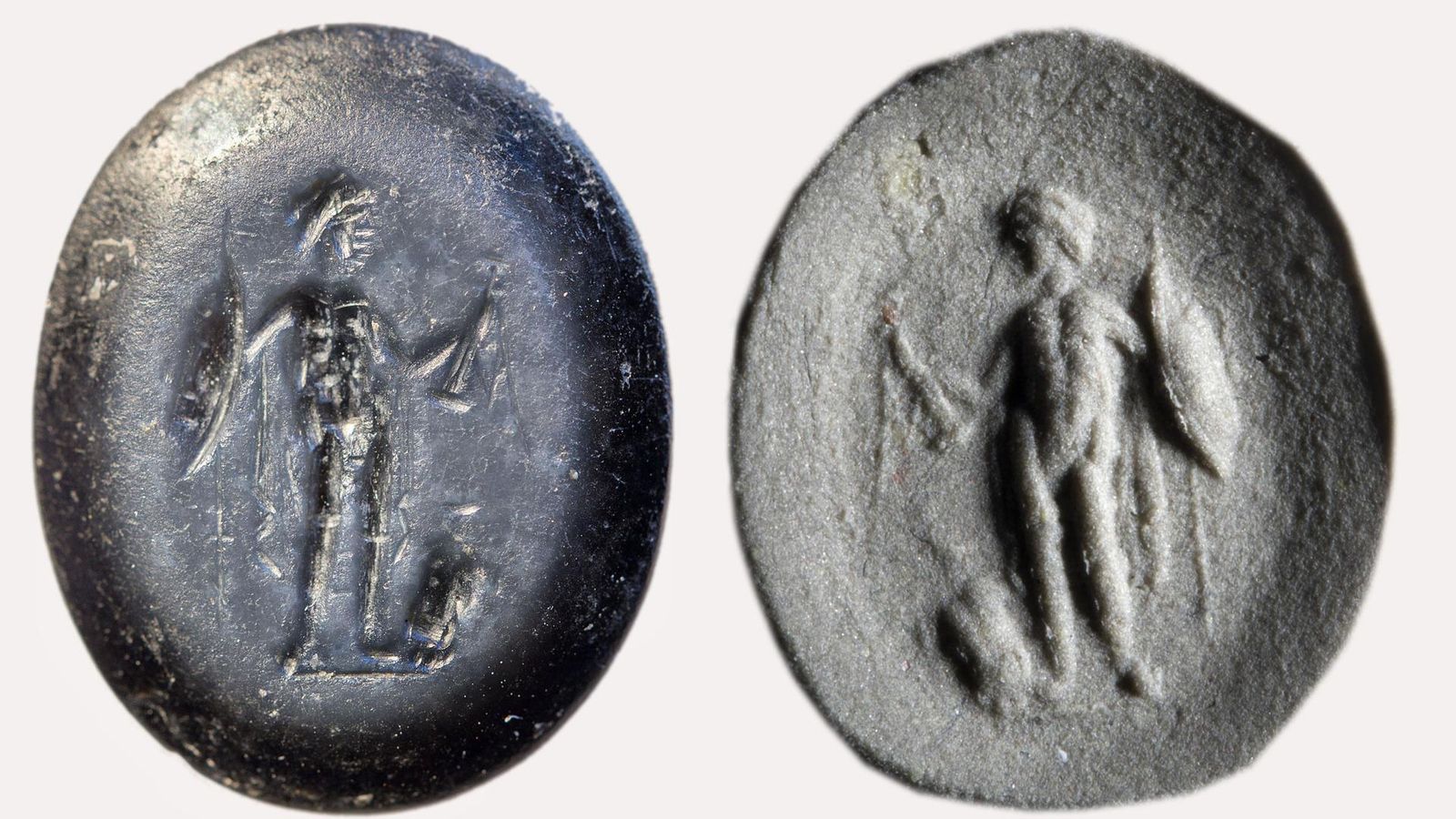 Un entalle de Marte a la izquierda y su impronta en masilla a la derecha, que forma de la muestra ‘Glíptica: gemas grabadas’, con una veintena de entalles hallados en el conjunto arqueológico de Cástulo, en Linares.