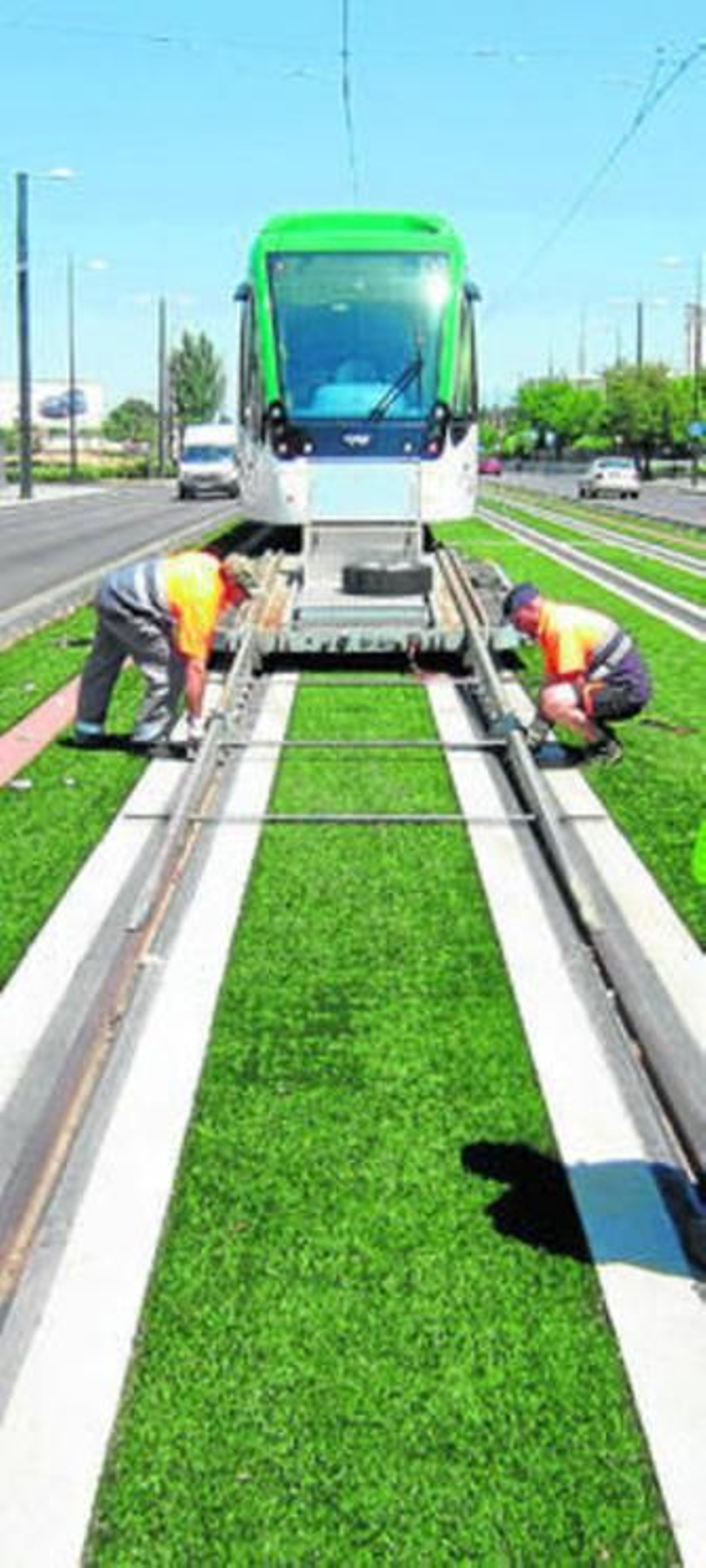 Desembarco de una de las unidades del Metro en la carretera de Jaén. Desembarco de una de las unidades del Metro en la carretera de Jaén.