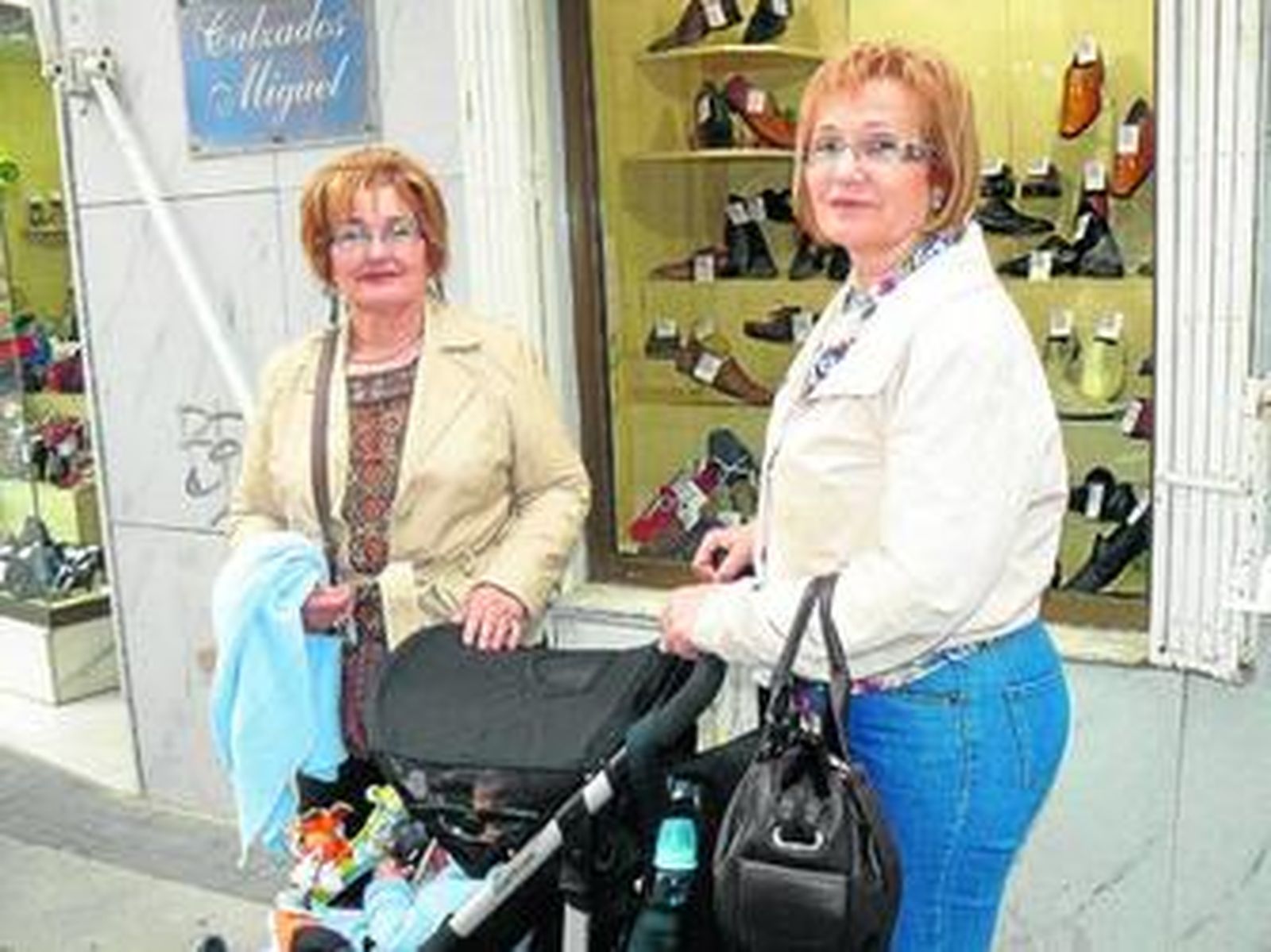 Antonia González y Lola González, abuela y tía abuela, pasean al niño.