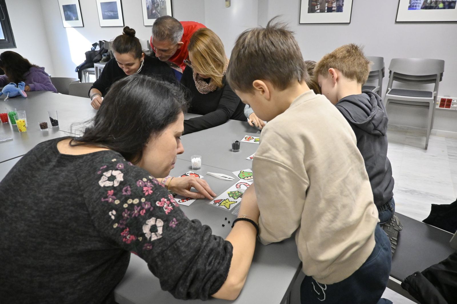 Las fotografías el taller que ofrece la Fundación Cajasol más espectáculo variado con Triky Trake