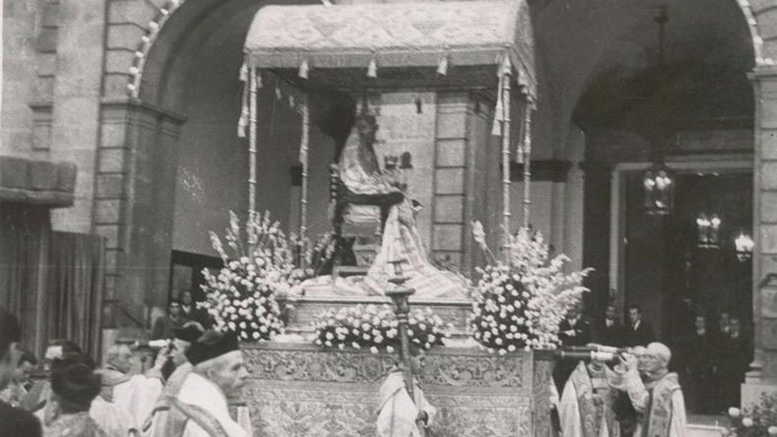 La Virgen de los Reyes ante la fachada del Ayuntamiento