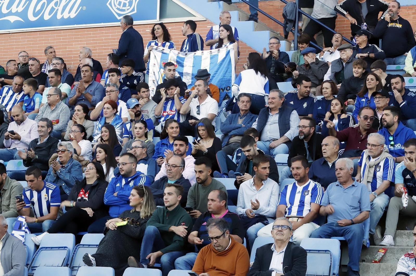 Gran ambiente en las gradas del Nuevo Colombino para el Recre-At Sanluqueño, en imágenes