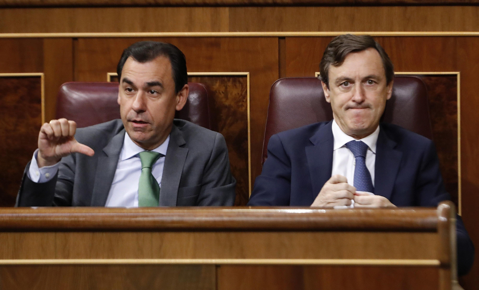 El portavoz parlamentario del PP, Rafael Hernando (d), y el coordinador general de la formación, Fernando Martínez-Maíllo.