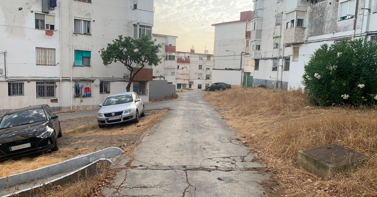 Una adolescente se ahoga, su madre cae fulminada del shock y la abuela llama a la Policía Local de Algeciras en el último momento