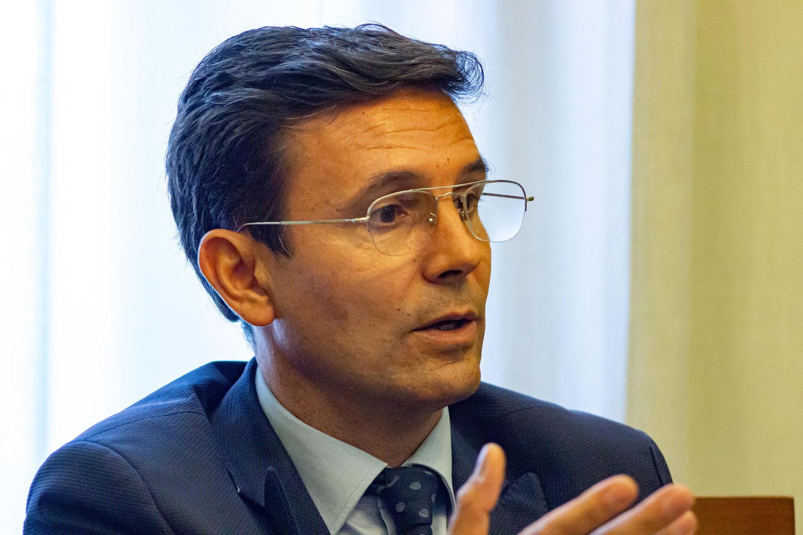 El alcalde de Granada, Francisco Cuenca, durante la entrevista en el salón Mariana Pieada