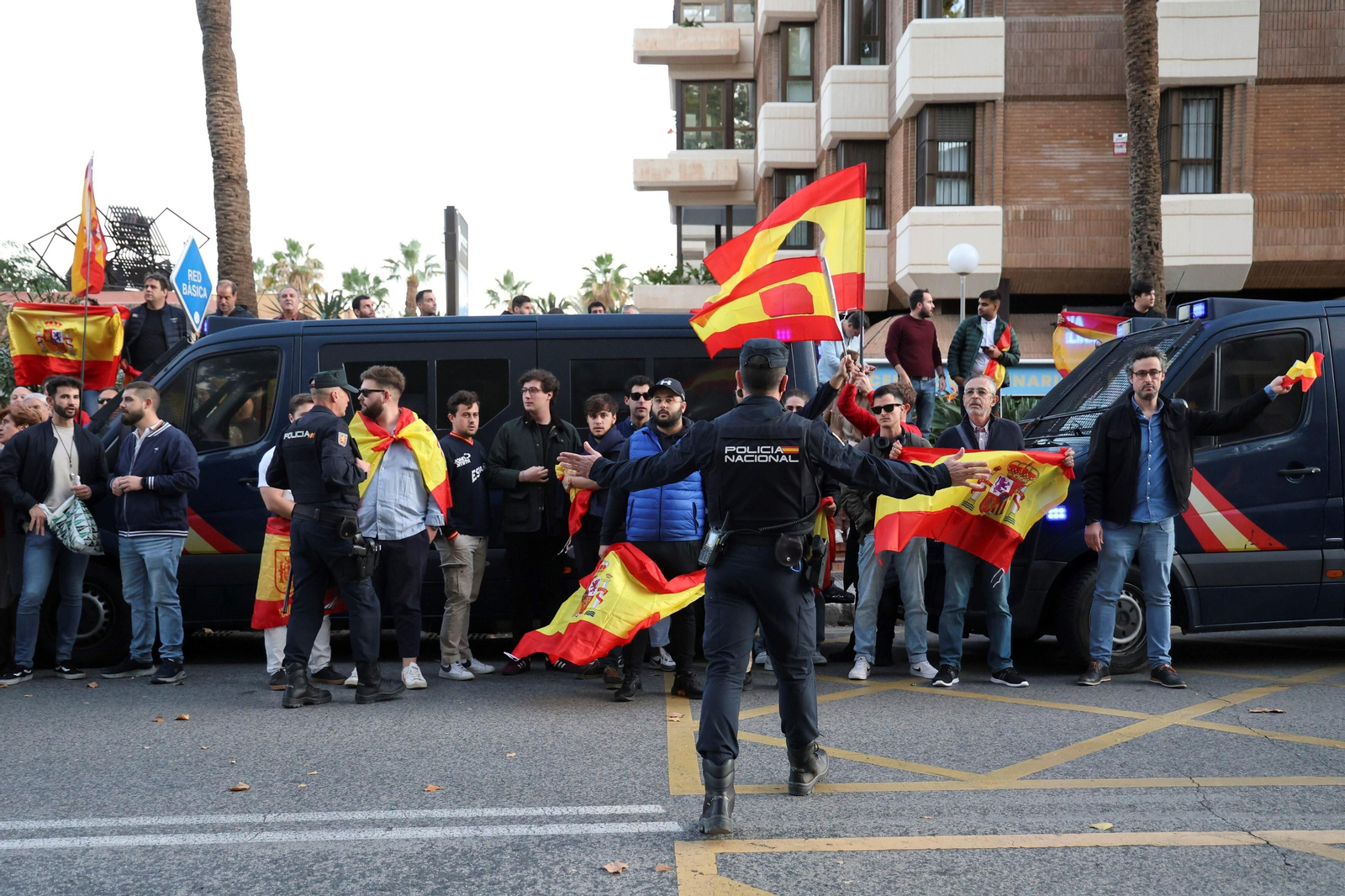 Las fotos de la protesta en Málaga contra Pedro Sánchez: "Se vende España por 7 votos" Las fotos de la protesta en Málaga contra Pedro Sánchez: "Se vende España por 7 votos"