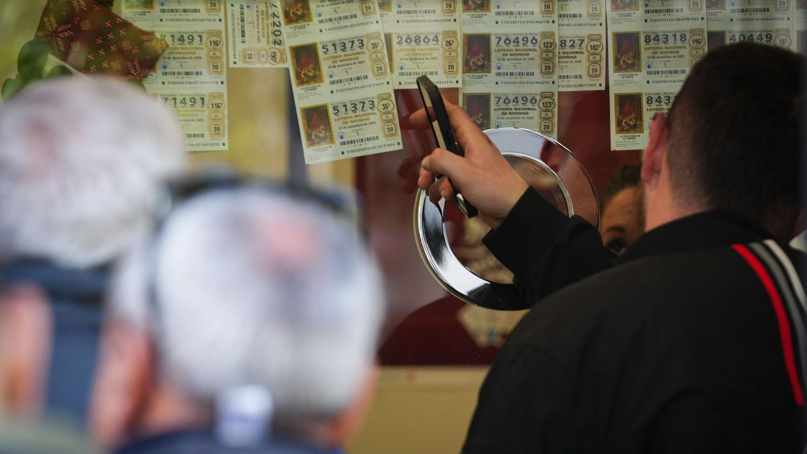 Imagen en Sevilla de las últimas compras a pocos días para la Lotería de Navidad