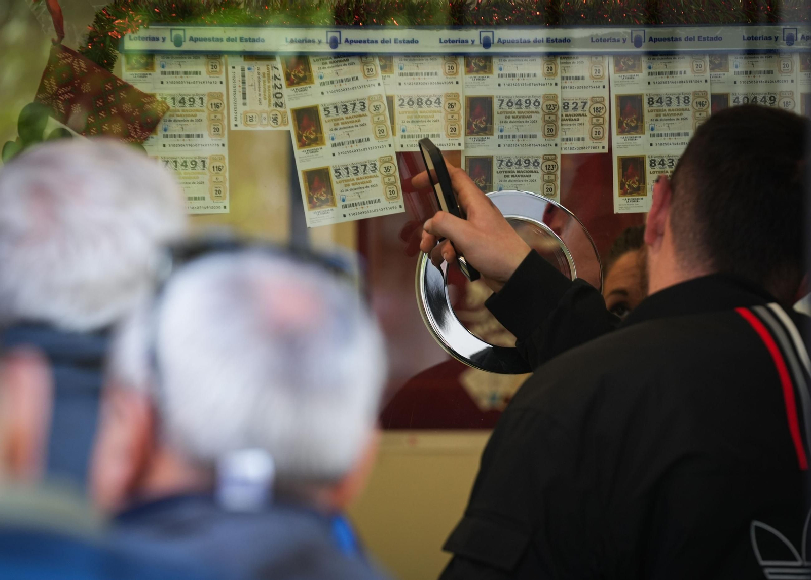 Imagen en Sevilla de las últimas compras para la Lotería de Navidad