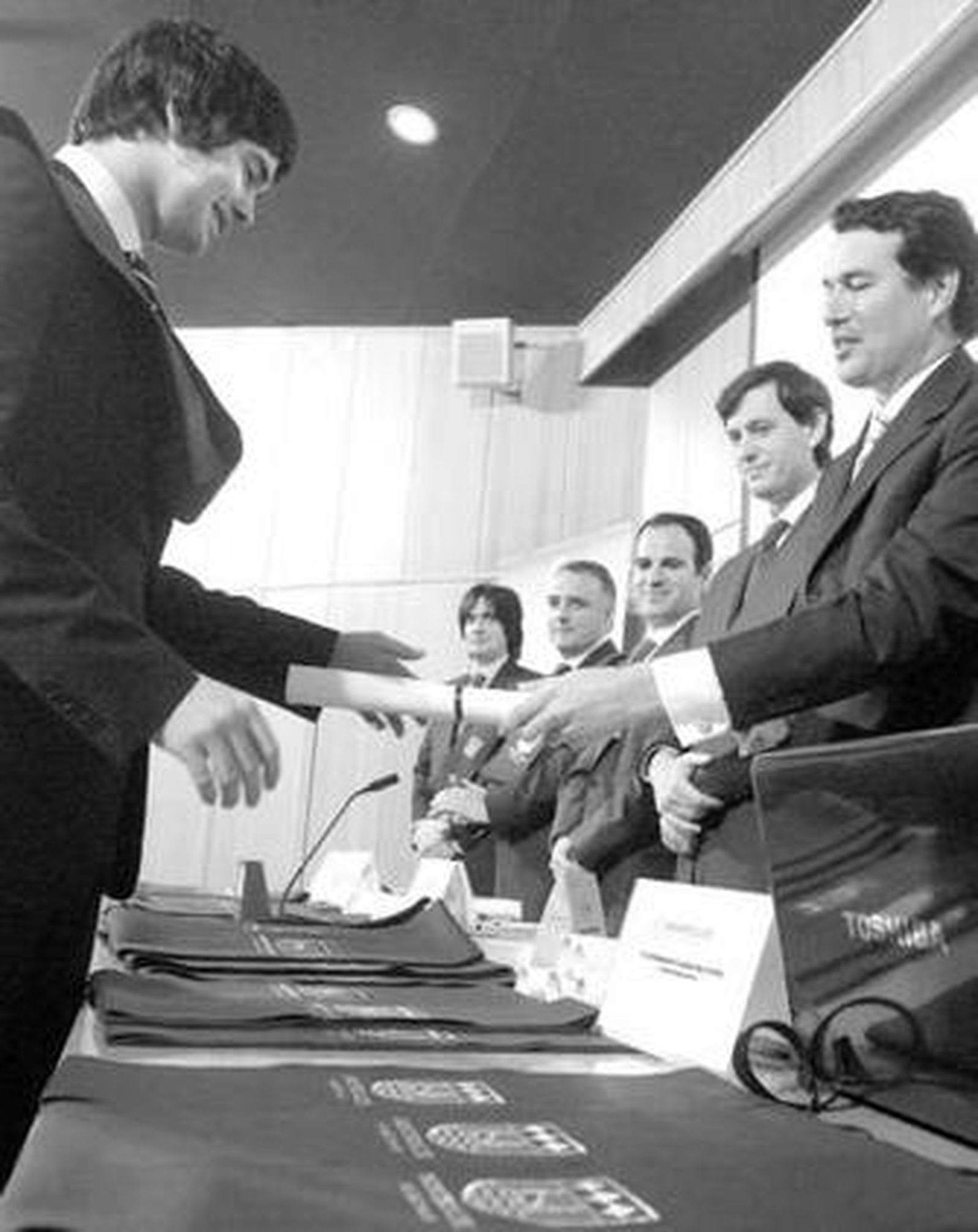 Un alumno del colegio Montecalpe recibe una de las becas ayer en el auditorio Millán Picazo.