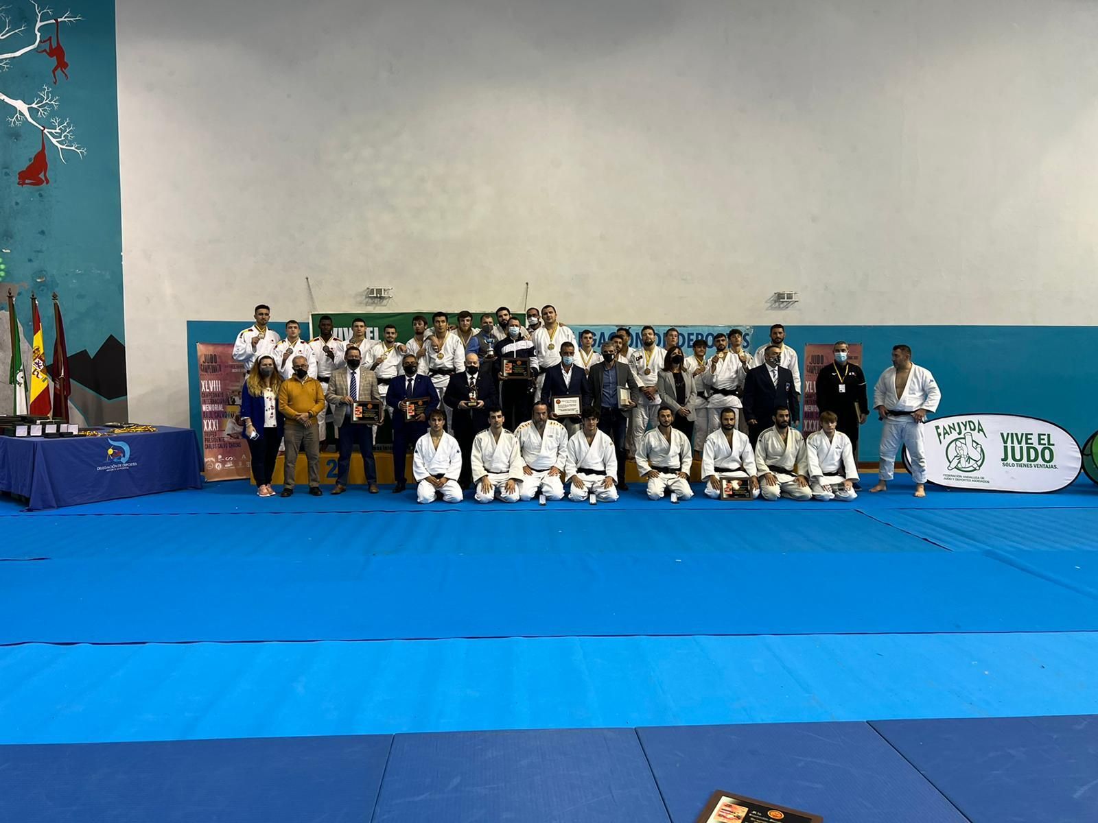 Los integrantes del podio, al término del torneo.