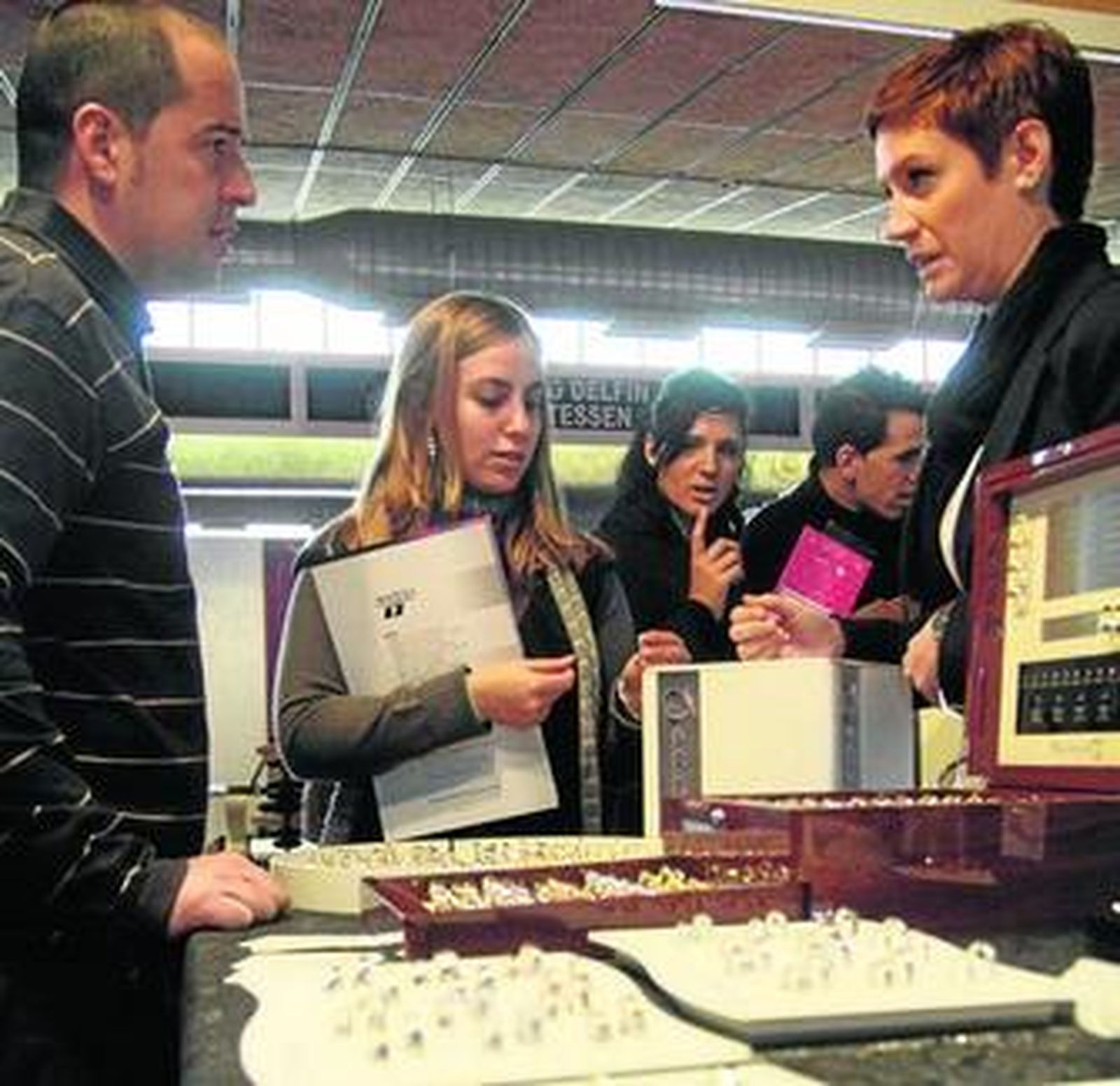 Un joven se interesa por unos anillos, ayer en Cymoda.