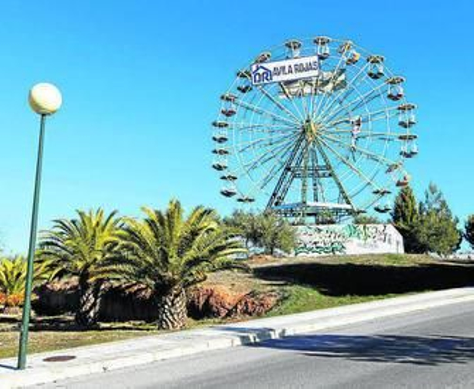 La urbanización fue construida por Ávila Rojas y es conocida por la noria.