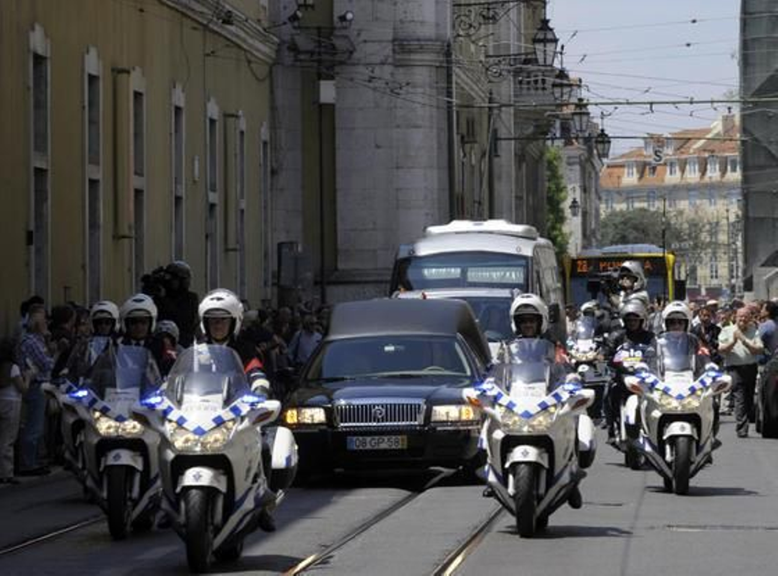 Intelectuales, políticos y cientos de portugueses se despiden del escritor.

Foto: EFE/ AFP/ Reuters