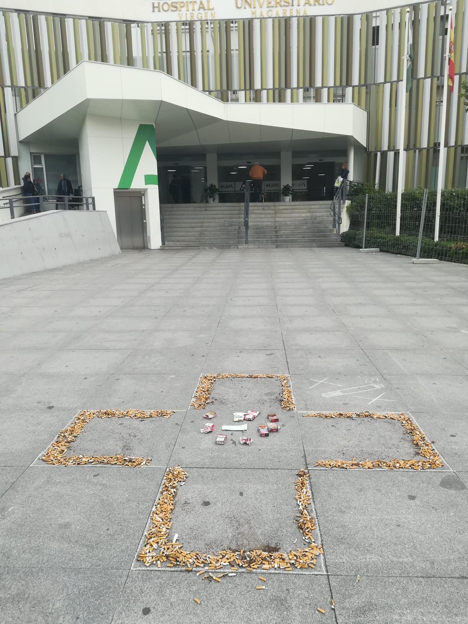 Cruz formada por las colillas recogidas en el Hospital Macarena