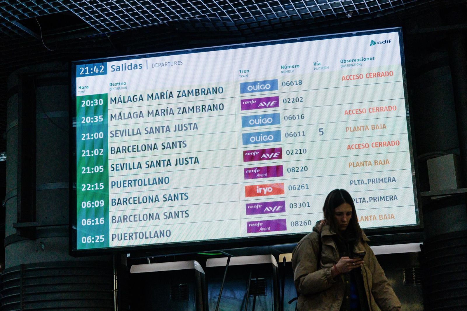 Imagen de archivo de pantalla informativa en la estación Madrid-Puerta de Atocha-Almudena Grandes, a 18 de enero de 2026, en Madrid