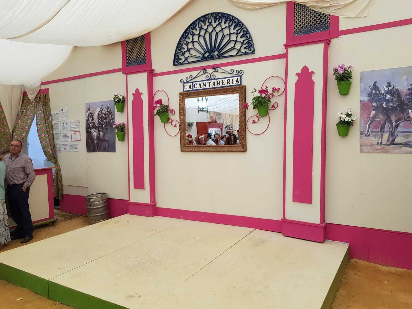 En esta última caseta el escenario está decorado también muy elegantemente por espejos y macetas.