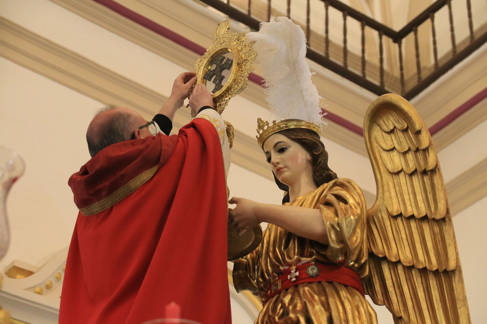 Tras la bajada de la Santa Cruz desde el camarín es colocada en el paso procesional.