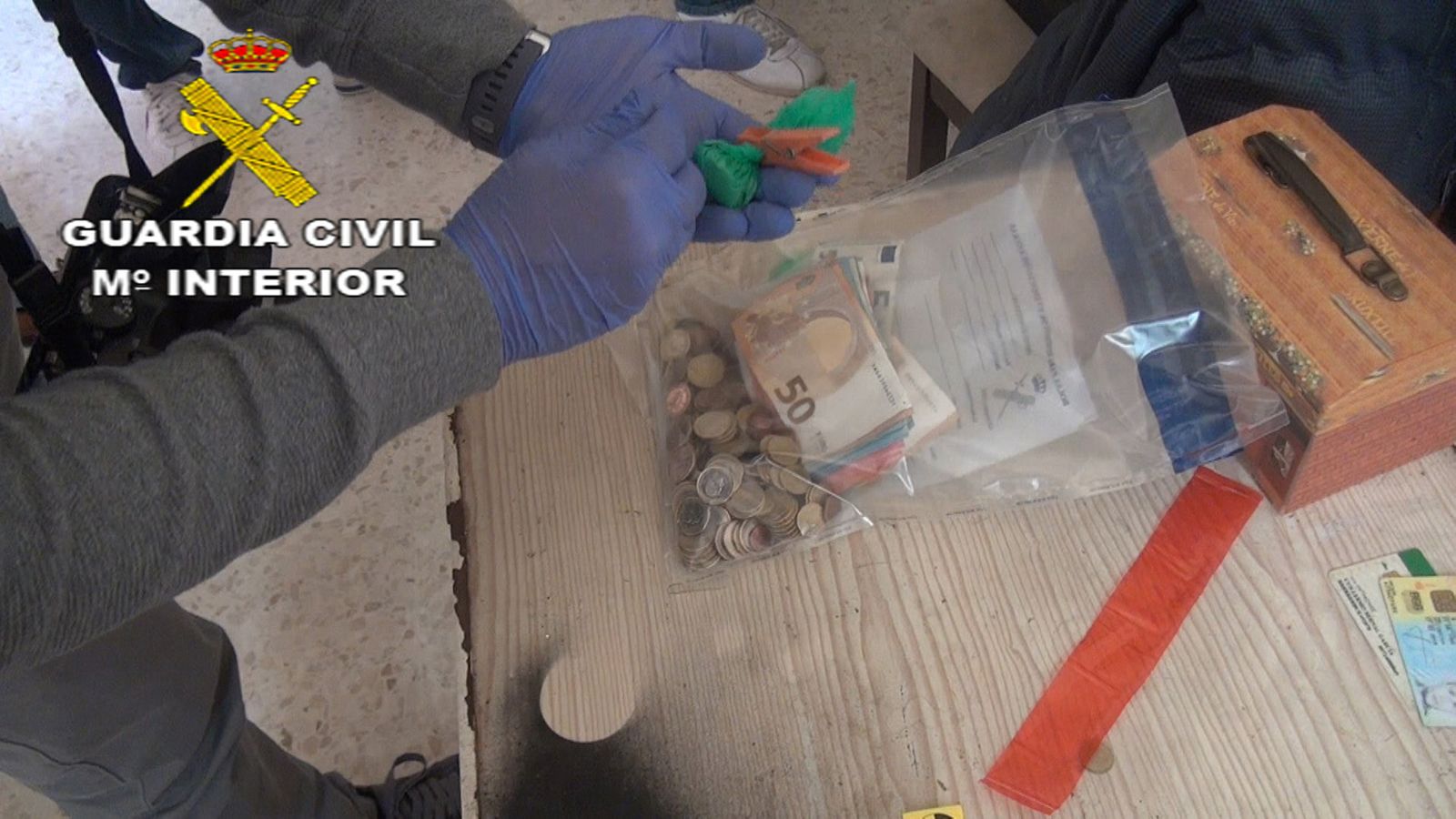 Un agente manipula una de las sustancias intervenidas.