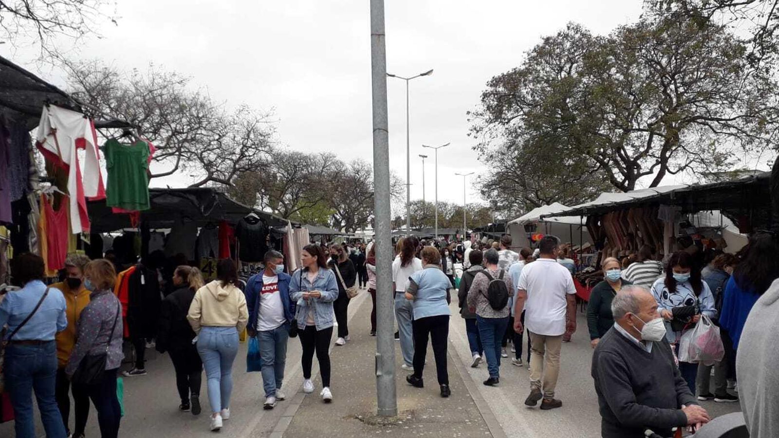 Numeroso público se ha acercado este martes al mercadillo.