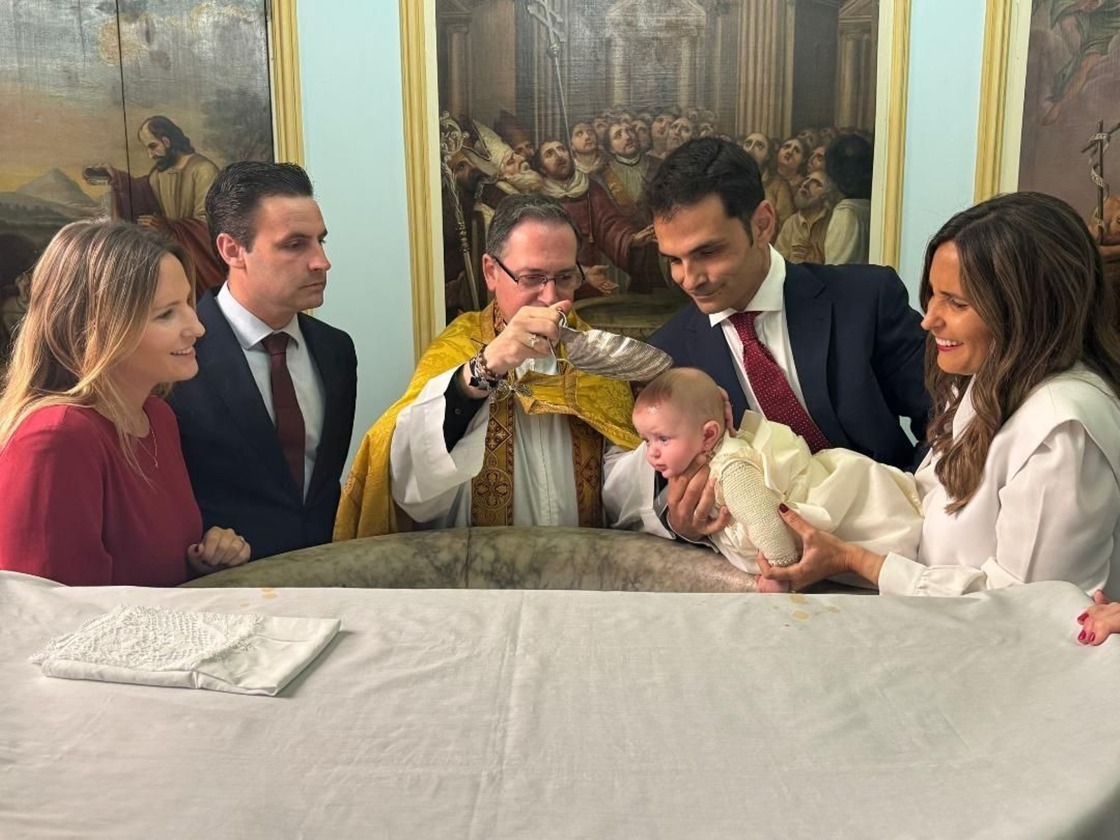 Los padrinos, Cristina y Nono Bresca, el padre Rubén Virués y Daniel Martín y Fabiola Bresca con su hija durante el bautizo en la parroquia del Rosario. Los padrinos, Cristina y Nono Bresca, el padre Rubén Virués y Daniel Martín y Fabiola Bresca con su hija durante el bautizo en la parroquia del Rosario.