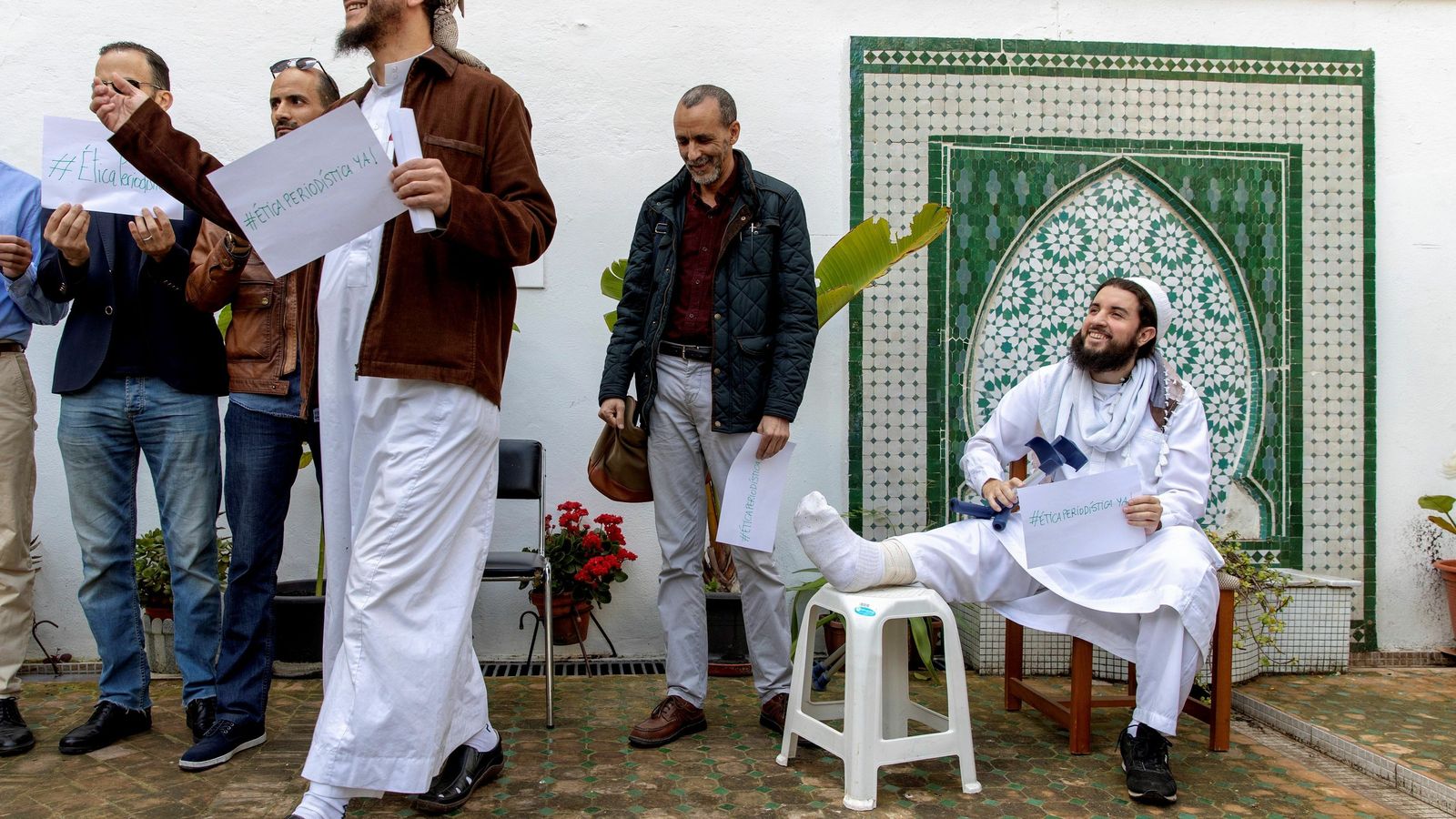 El imán del Cerezo, sentado con una escayola, durante la rueda de prensa.