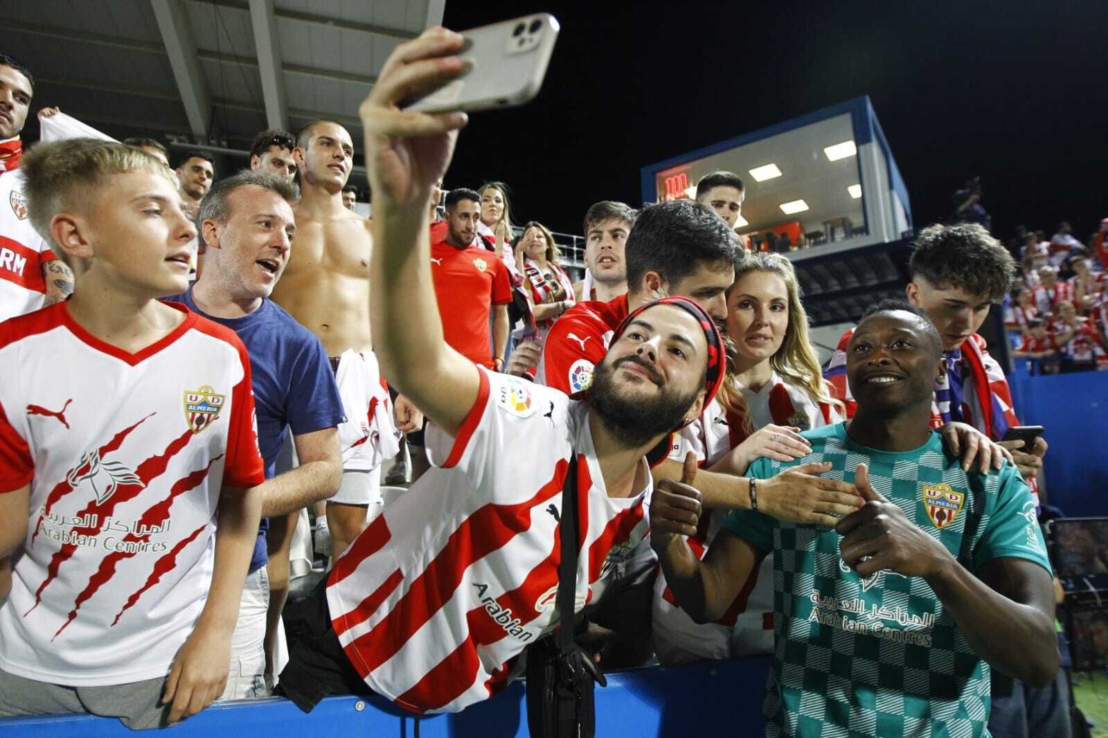 Sadiq se hace un 'selfie' con un seguidor rojiblanco en Butarque