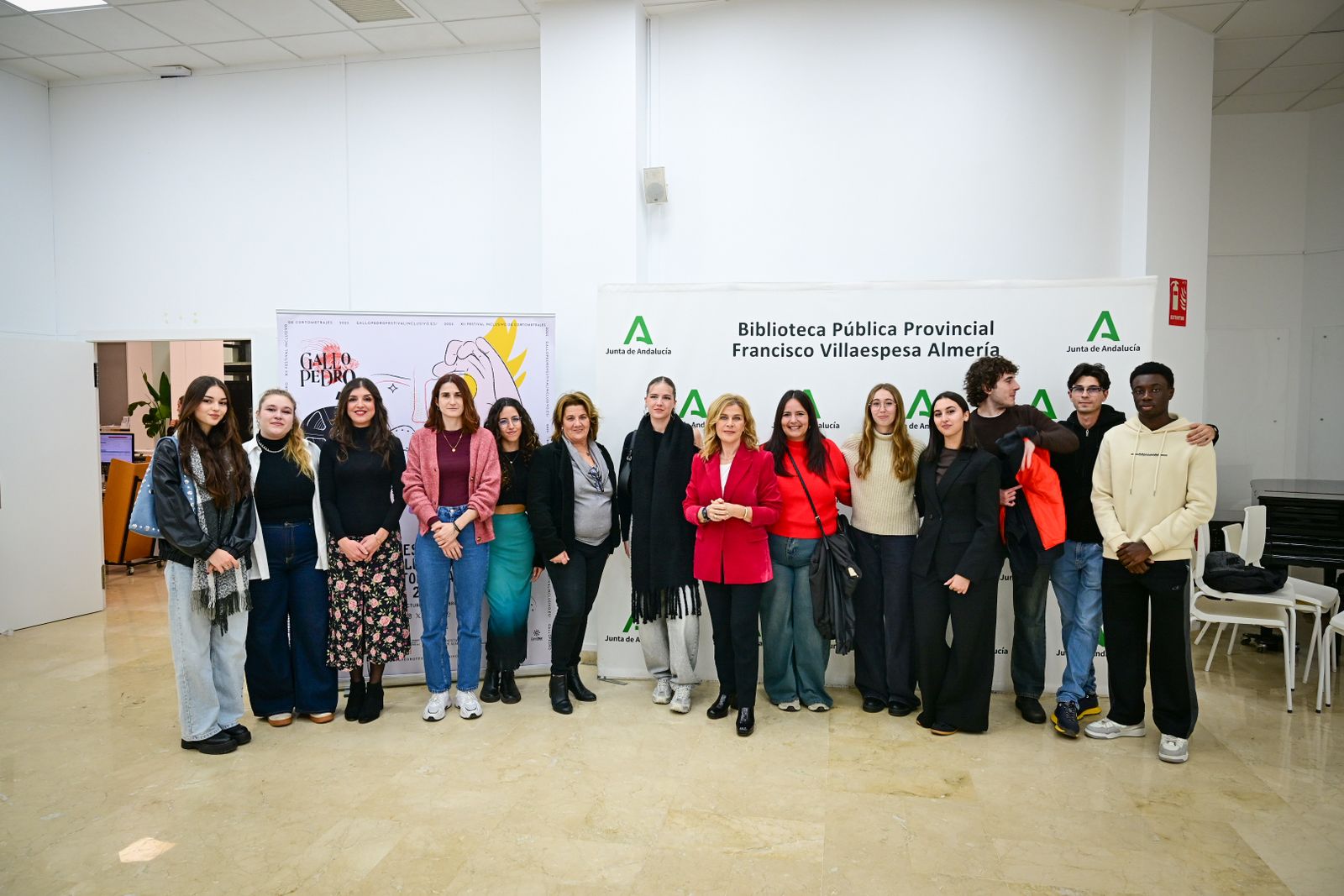 Autoridades y organizadores con los participantes el día de la inauguración de la exposición.