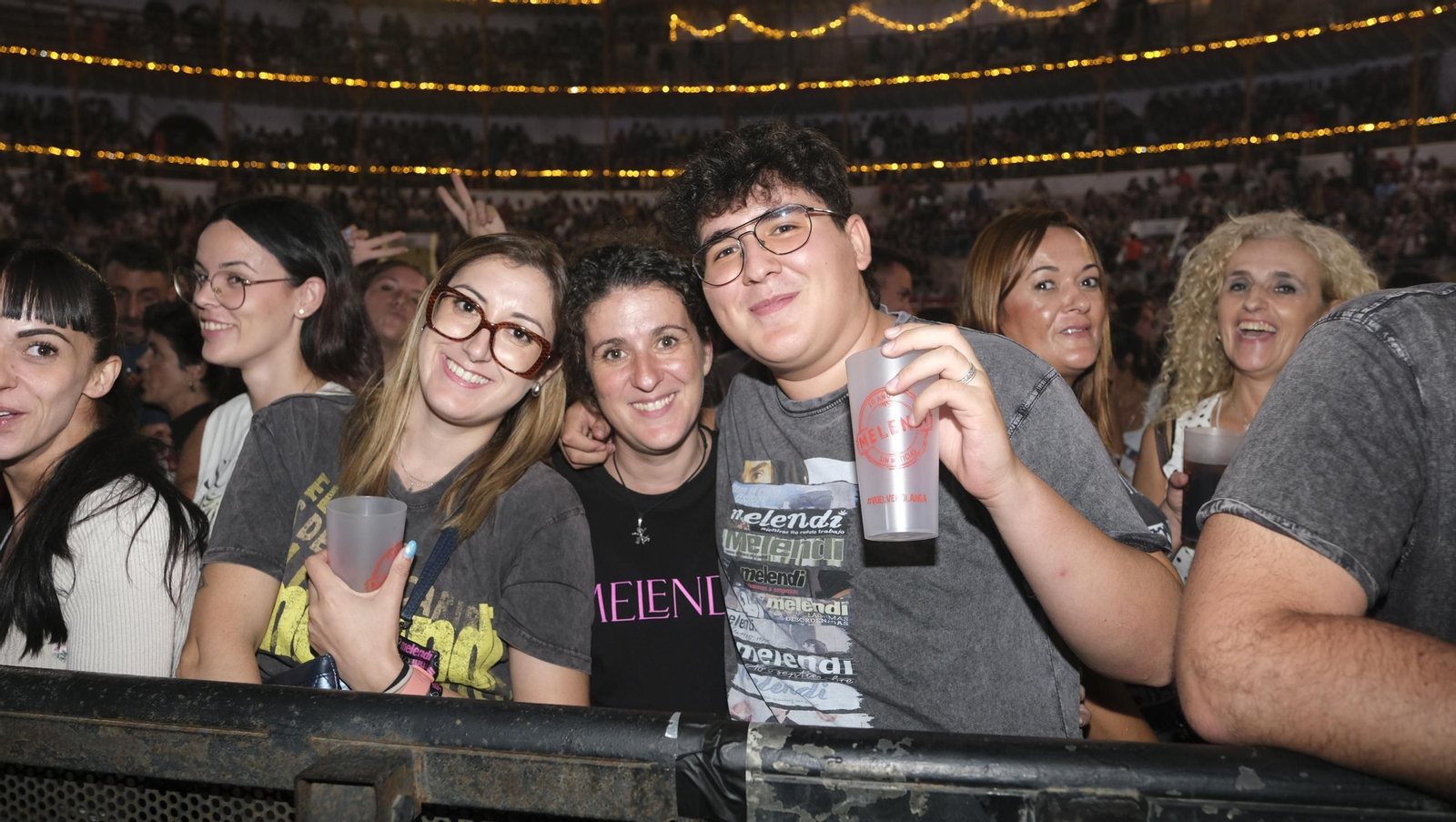 El concierto de Melendi llena de fans la Plaza de Toros de Almería, en imágenes