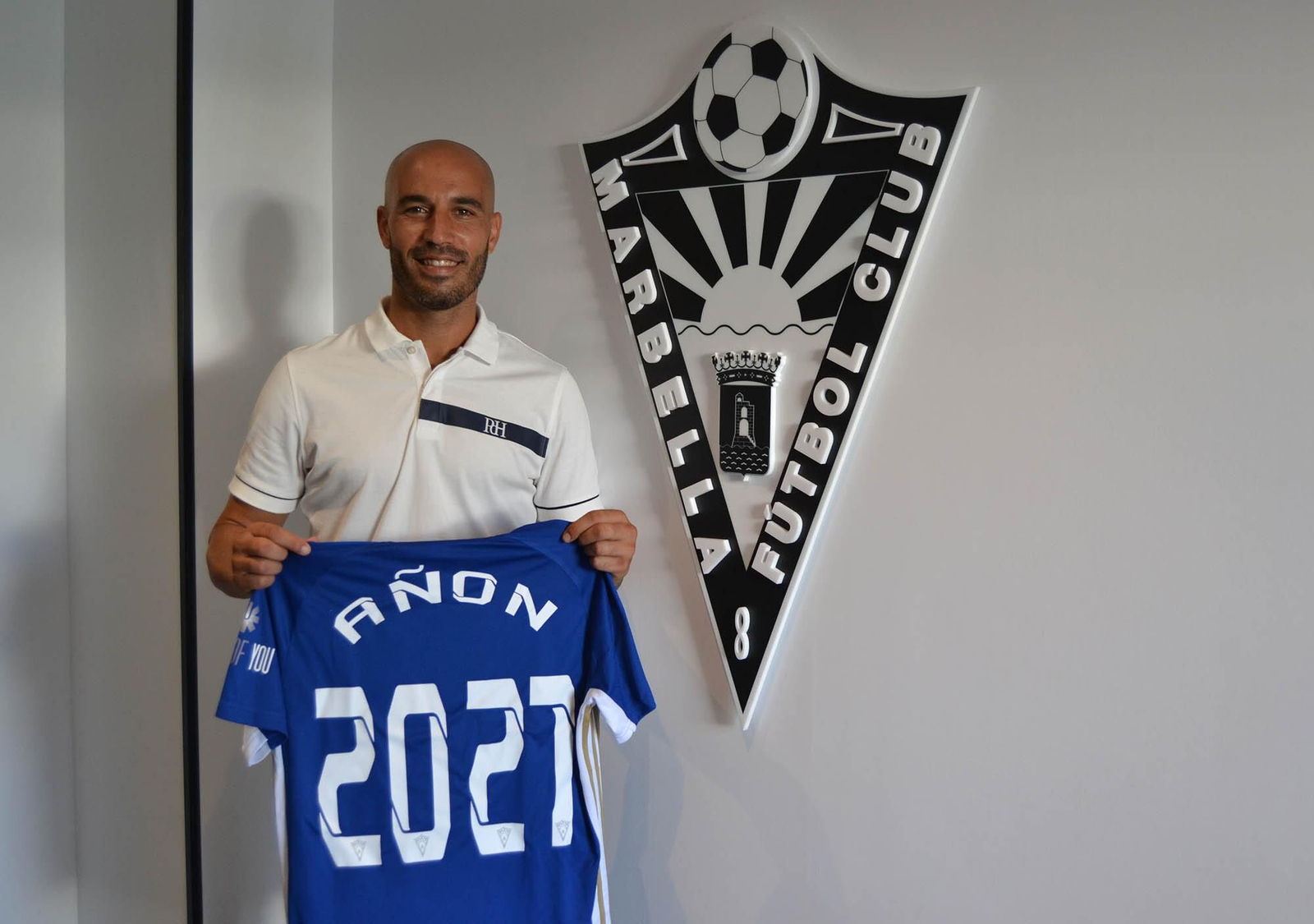 Añón posa durante el acto de renovación.