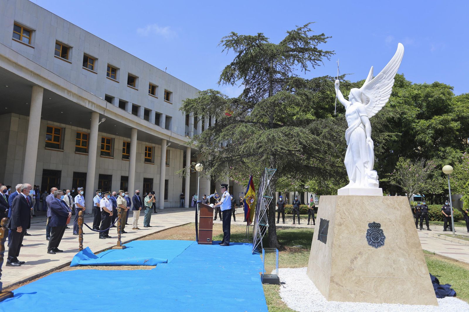 Fotos de la escultura que rinde homenaje a los policías fallecidos en Málaga