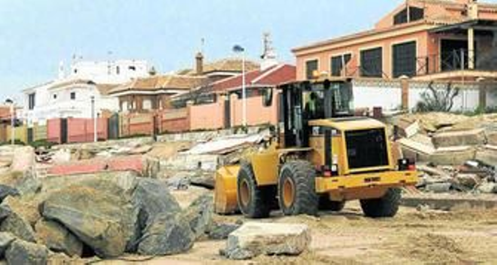 Máquinas trabajando en la reparación de los daños causados en Matalascañas por el temporal.