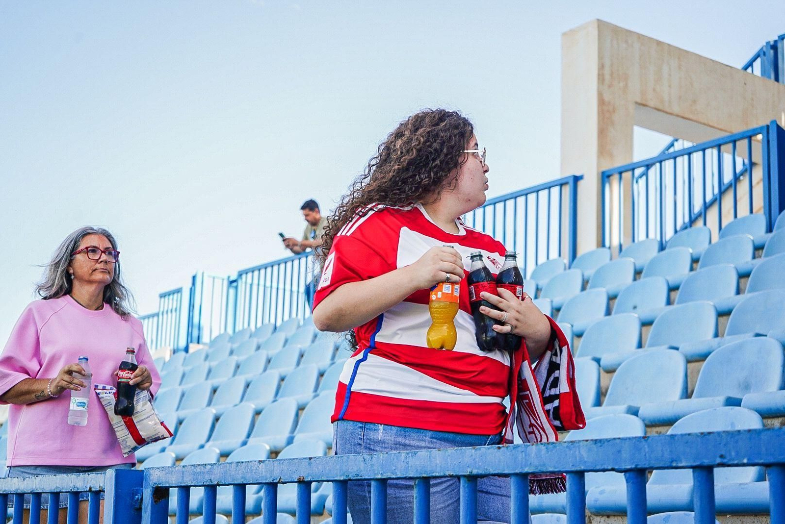 Encuéntrate en la grada del Escribano Castilla en el partido del Granada CF