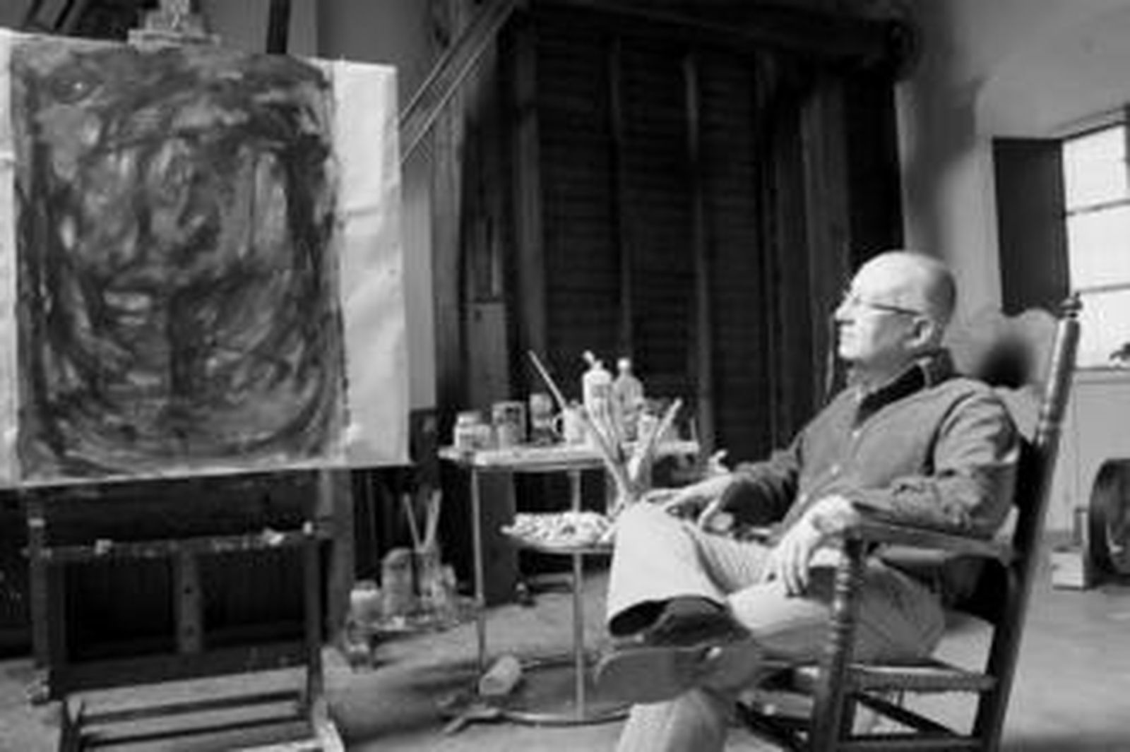 Juan Manuel Seisdedos en su estudio contemplando las manchas y buscando ver qué le sugiere para iniciar el trabajo.