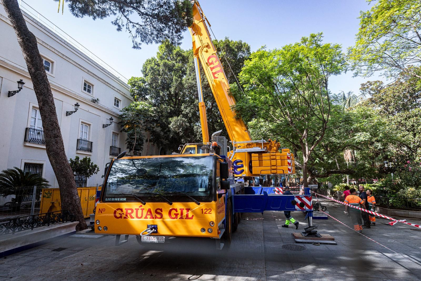 La grúa con la que se está desmontando la montera principal del Museo de Cádiz.