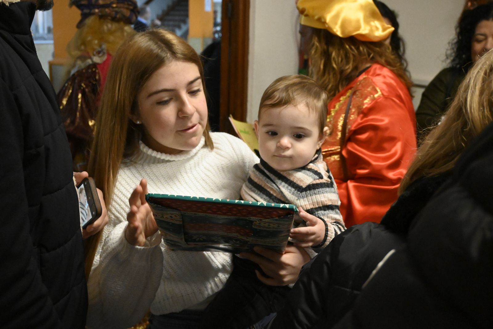 Visita de los Reyes Magos a los ancianos de los asilos de Huelva, en imágenes