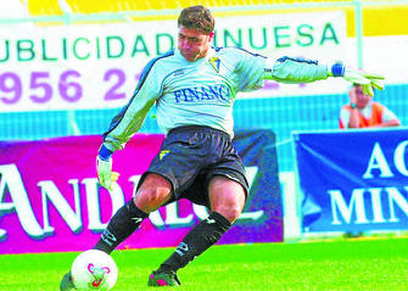 Armando saca de puerta en un partido durante su etapa como portero del Cádiz.