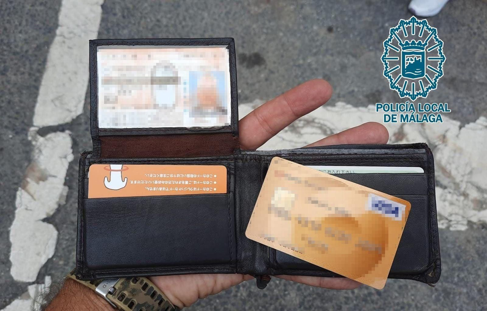 Cartera sustraída a un turista en el centro de Málaga y recuperada por la Policía Local.