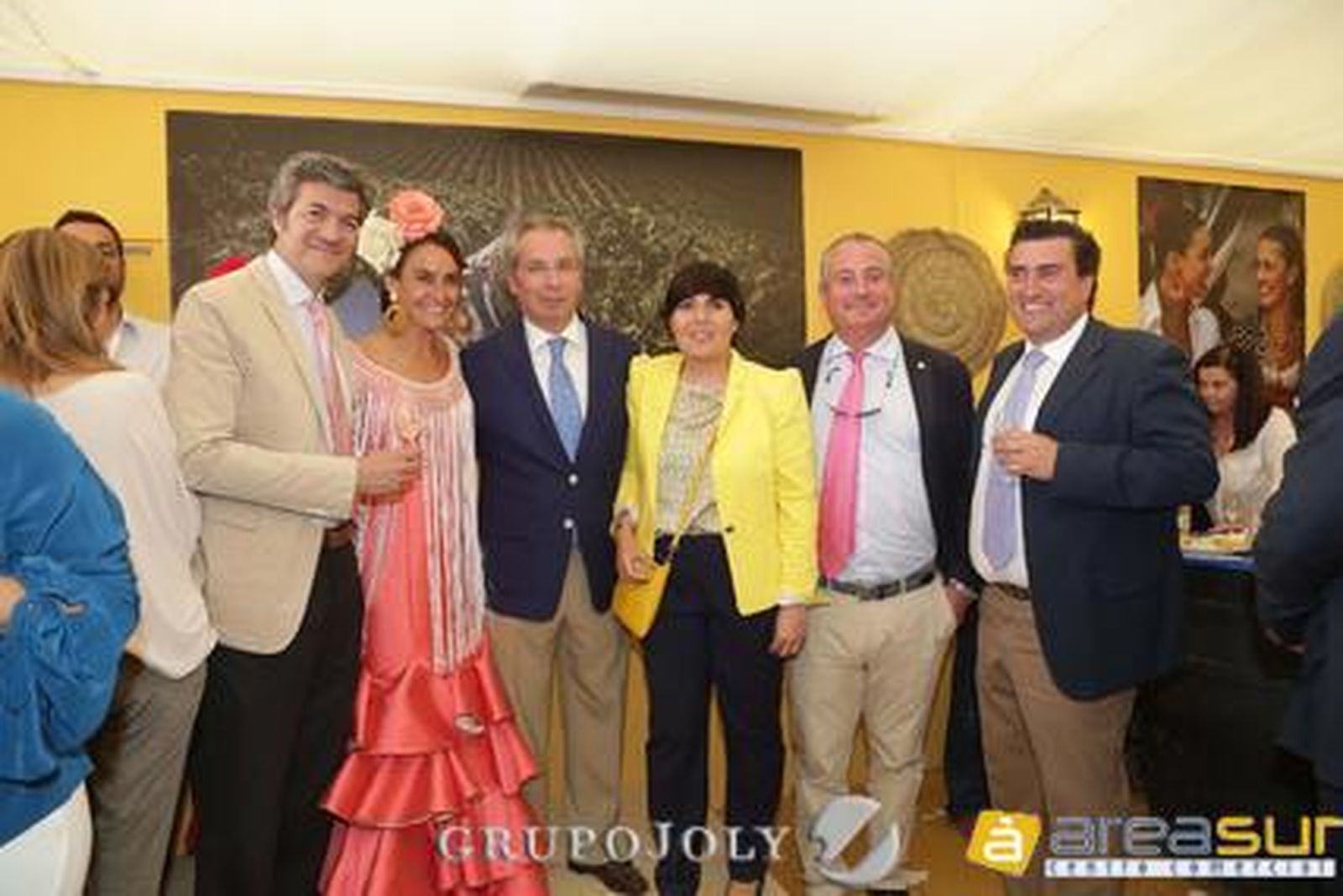 Javier de Torre, subdelegado de Gobierno en la provincia, con Eugenio Santa Bárbara, inspector de trabajo;Carmen de Reyes, jefa provincial de Agricultura y Pesca; Piedad Rodríguez, jefa provincial de Tráfico; José María Padilla, jefe provincial de Carreteras; y Patricio Poullet, jefe de Costas en Cádiz.

Foto: Vanesa Lobo
