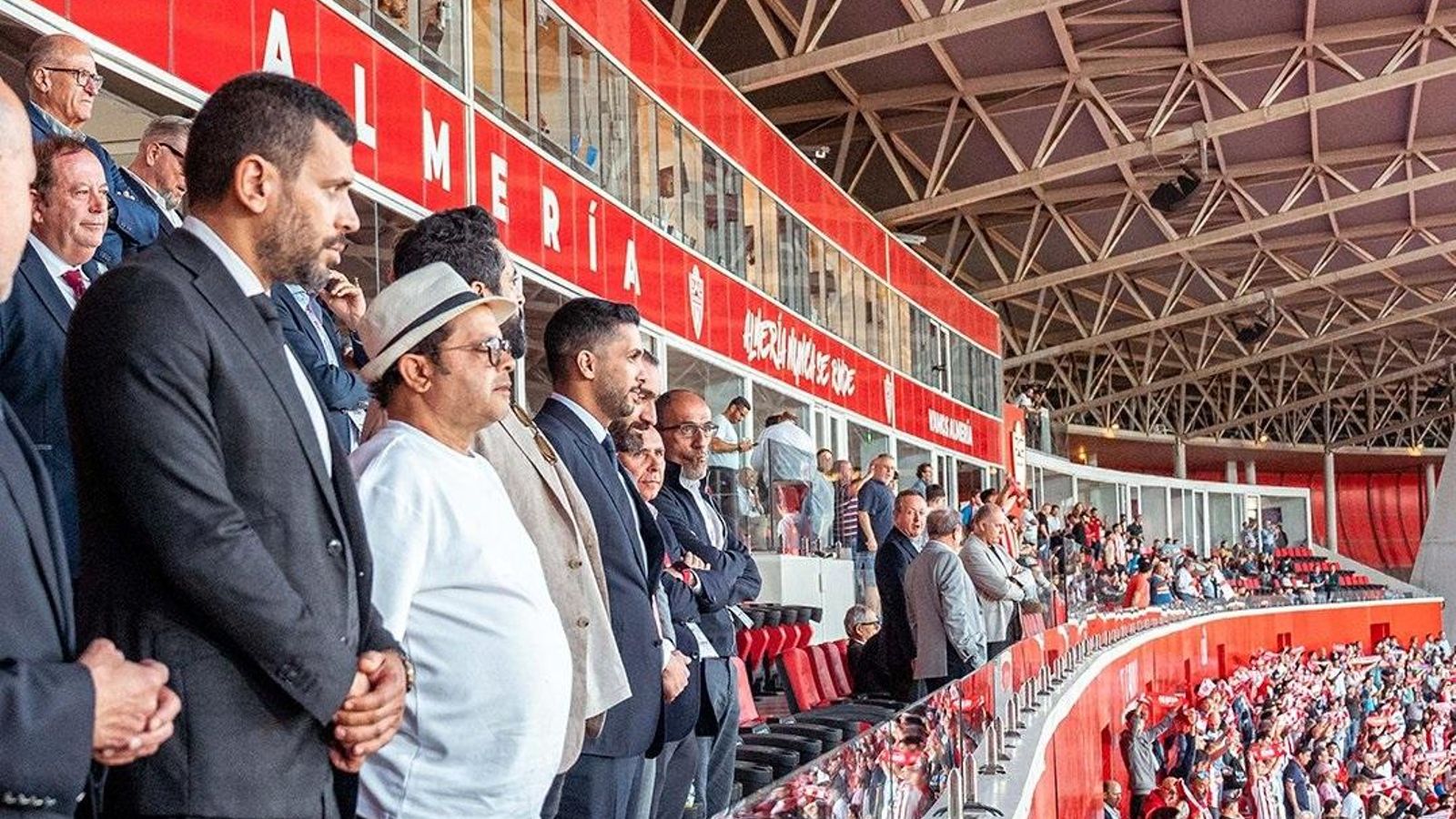 El nuevo presidente estrenó el cargo en el palco con ovación del respetable