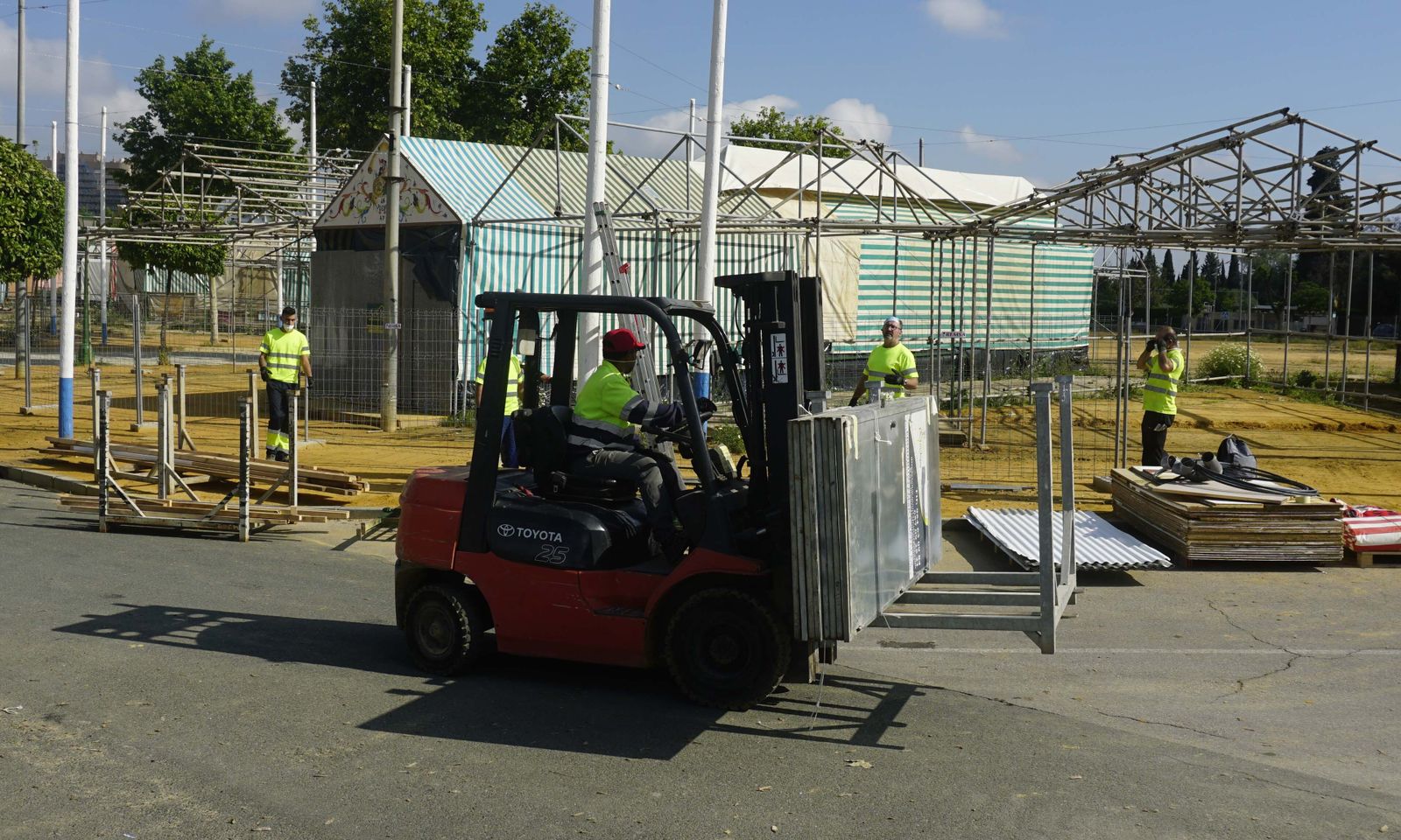 Coronavirus en Sevilla: Comienza el desmontaje de la feria
