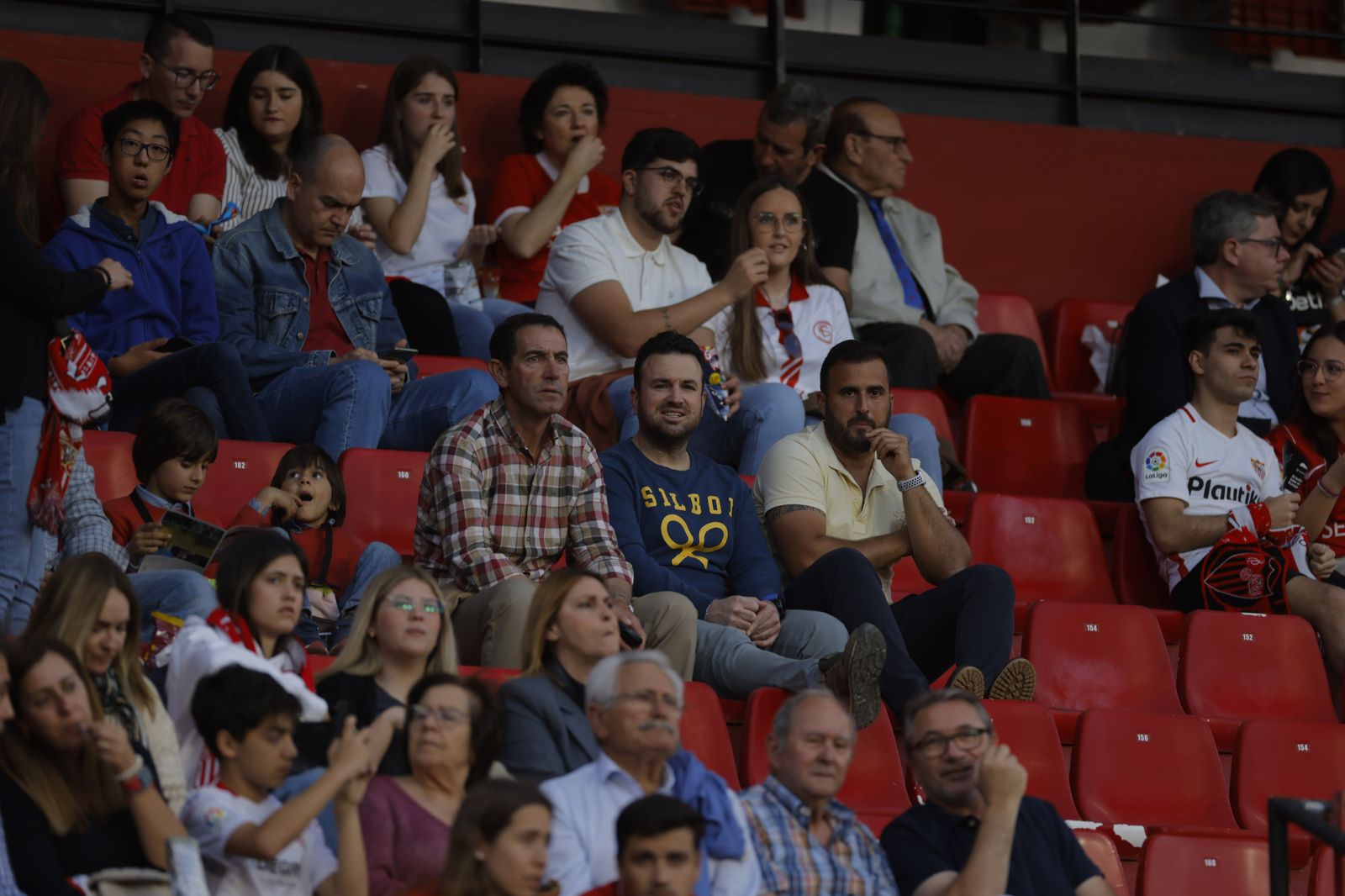 Búscate en las fotos del Sevilla-Celta