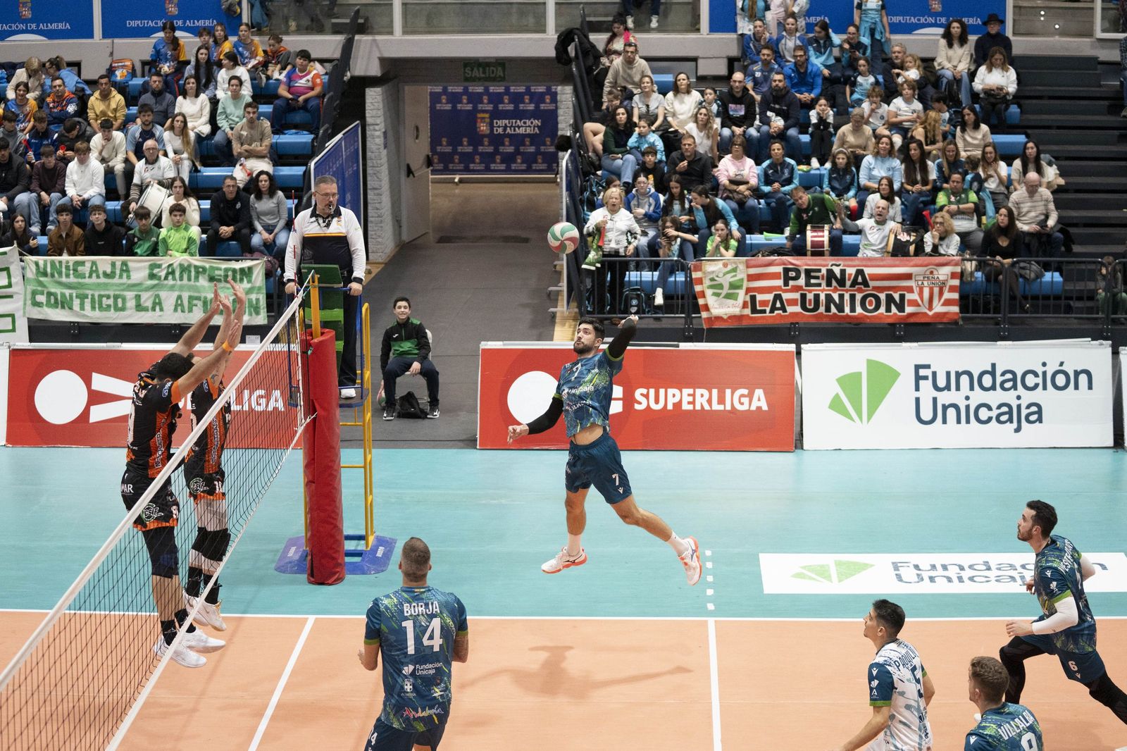 Las imágenes del partido entre Unicaja Costa de Almería y Pamesa Teruel de Superliga de voleibol