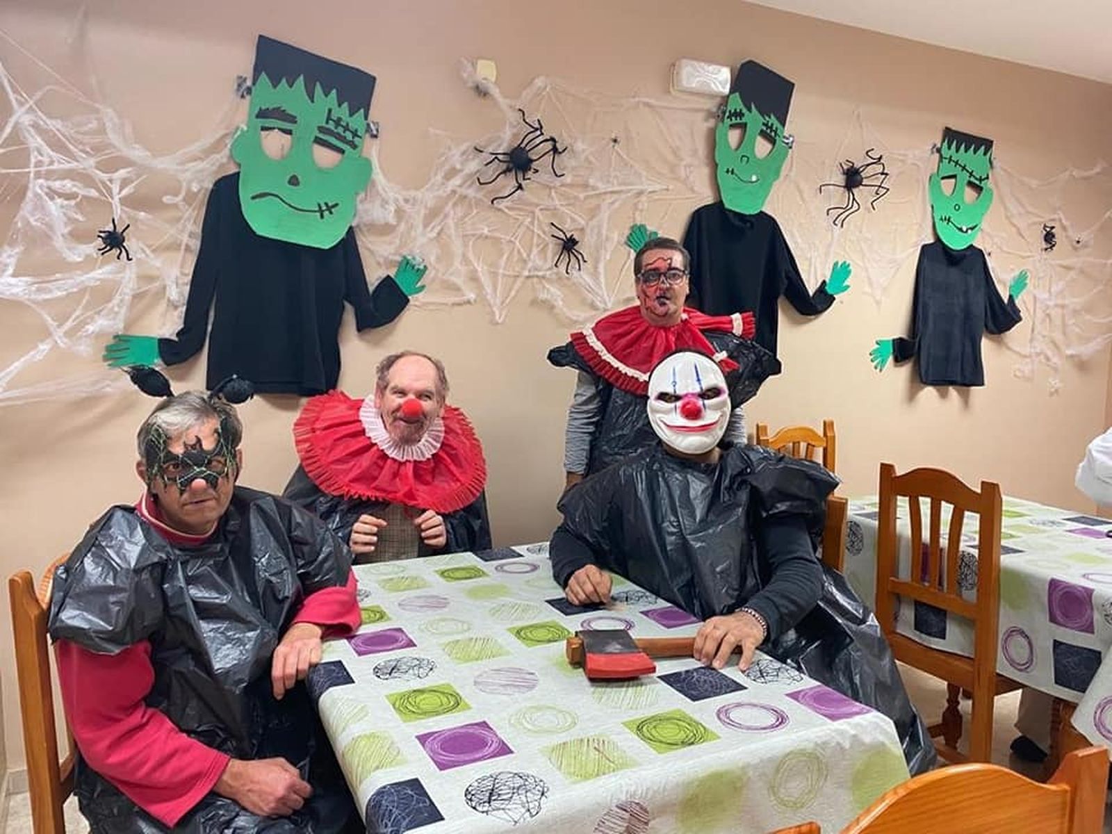 Algunos de los residentes de Afanas Jerez, celebrando su particular Halloween.