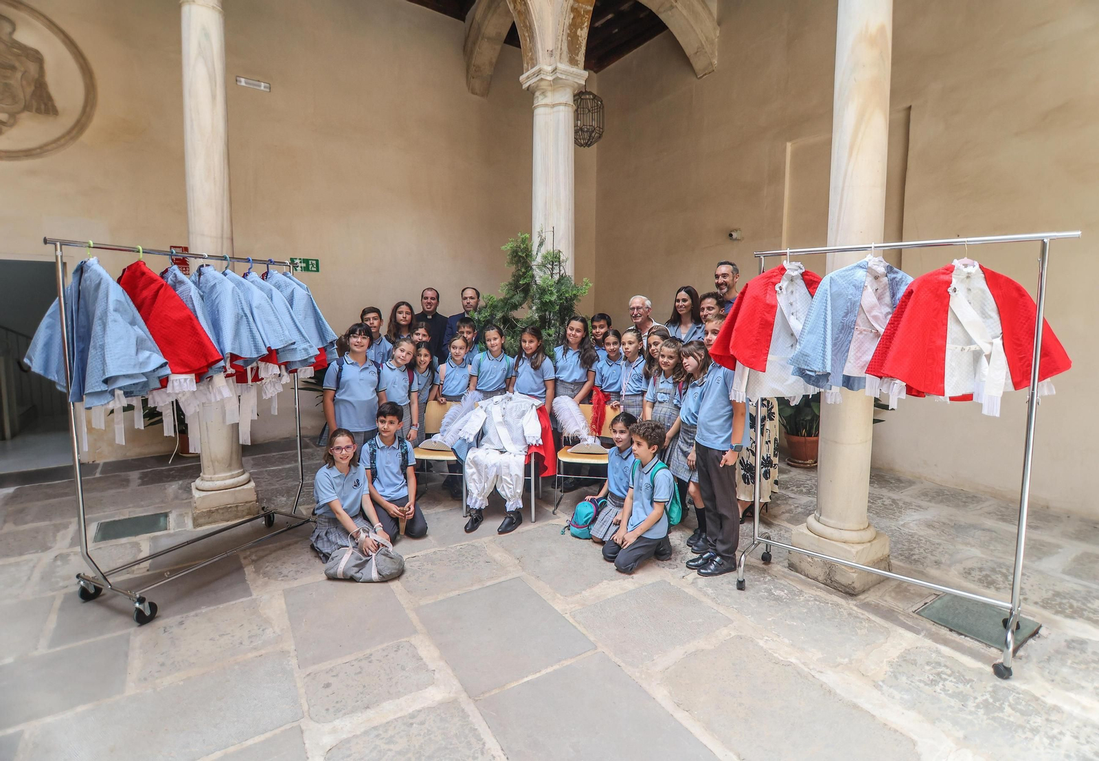 Galería: así son los trajes de los nuevos seises de la Catedral de Granada
