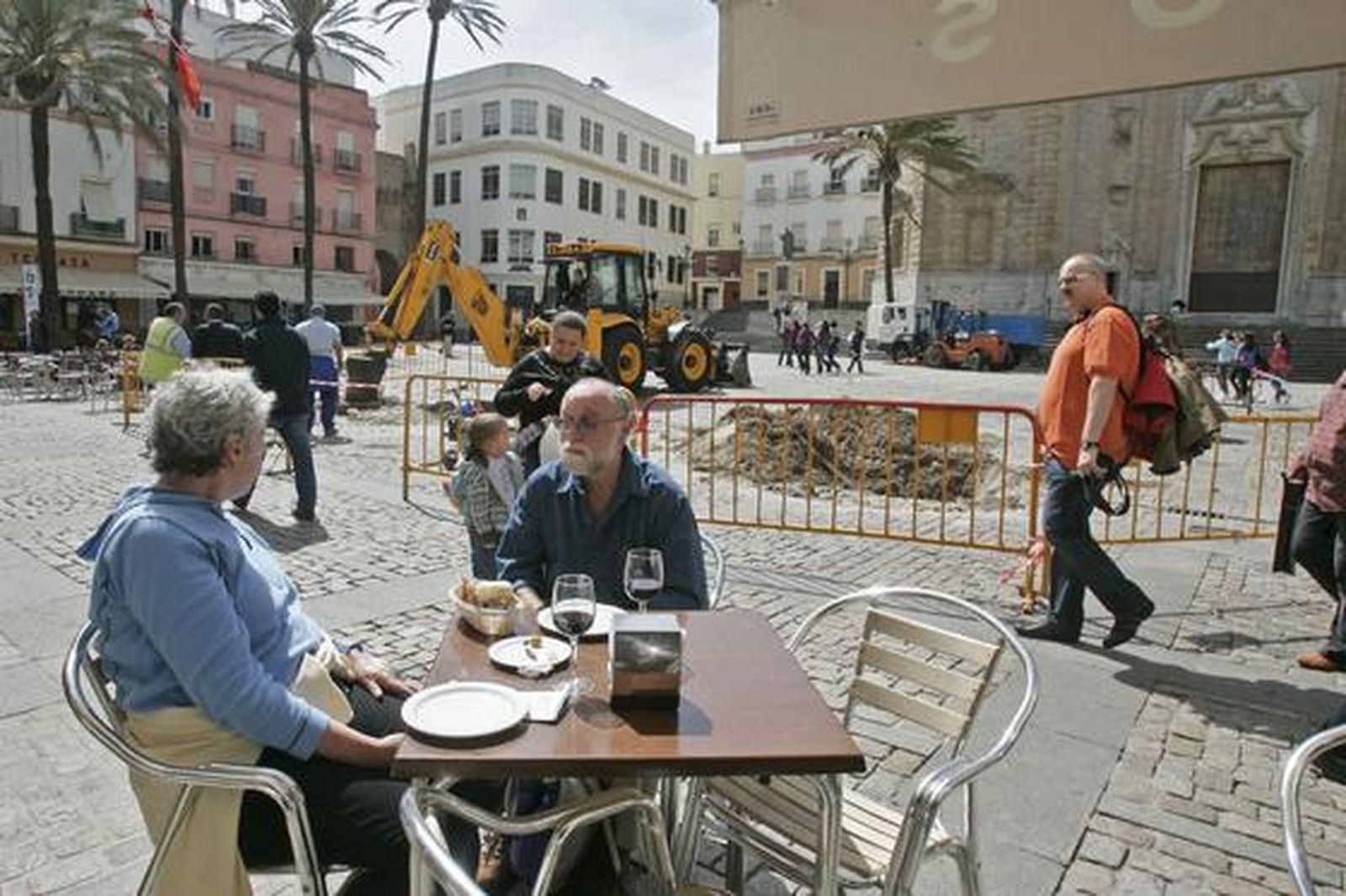 Unos 3.000 cruceristas visitan Cádiz con las escalas del ´Eurodam´ y ´Le Diamant´ en el mes por excelencia de los cruceros. 

Foto: Lourdes de Vicente